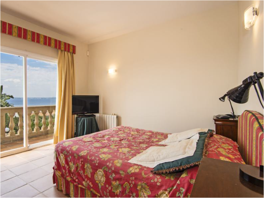 Spavaća soba s bračnim krevetom, klima-uređajem i kupaonicom s jacuzzijem. Izravan pristup terasi i prekrasan pogled
Spavaća soba s bračnim krevetom,klima-uređaj, TV, kupaonica u sklopu apartmana s masažnom kadom. Izravan pristup terasi i  bazenu. Lijep pogled.