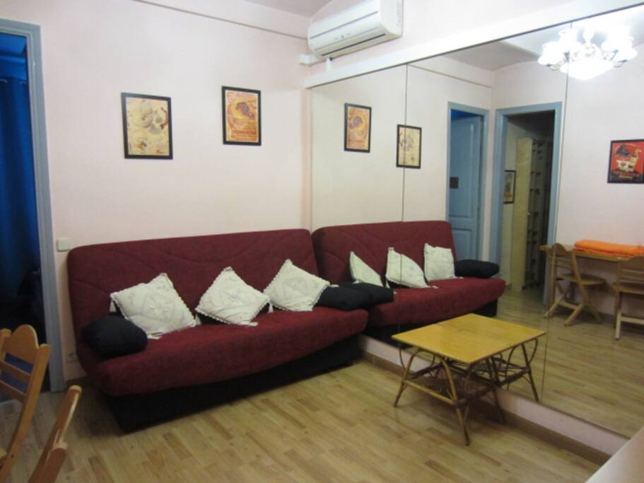 cómodo sofá-cama 2 plazas y gran espejo frontal