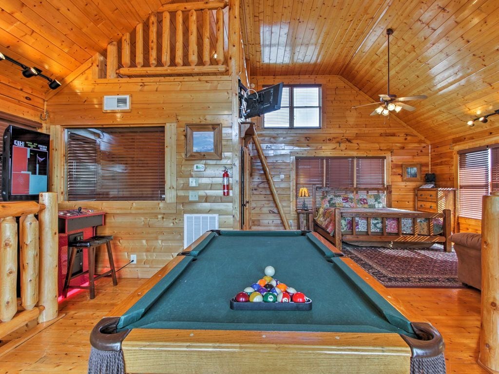 طاولة بلياردو وألعاب فيديو مع أكثر من 60 من الكلاسيكيات!