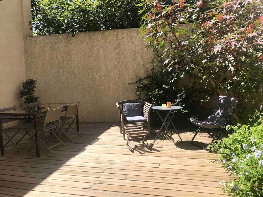 Grande cour privative arborée au calme, accès unique par l’intérieur de l’appartement (salon ou chambre). Vous ne serez jamais dérangés.