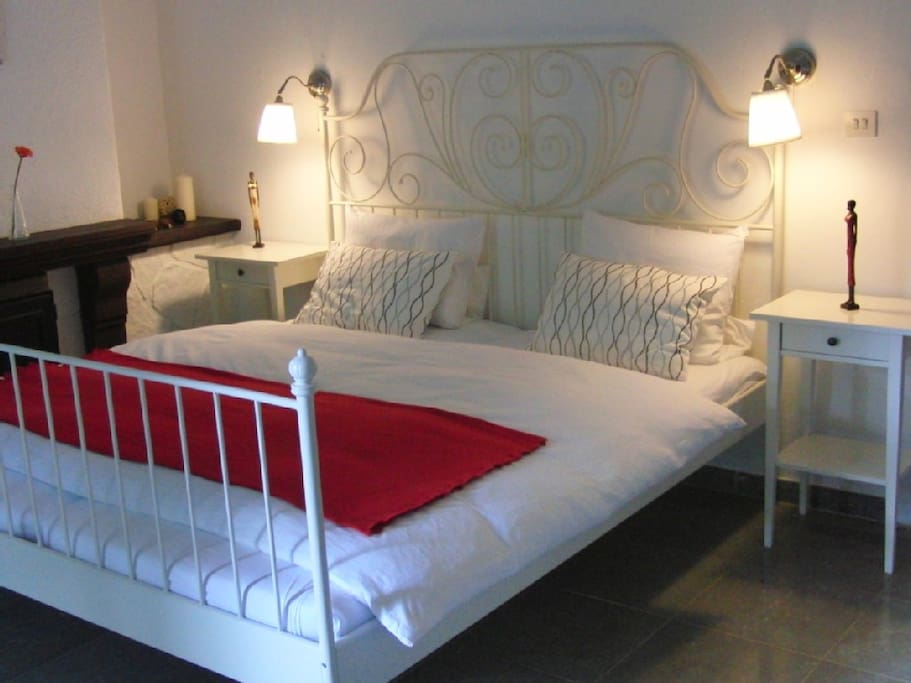 1. Schlafzimmer inkl. eigener Terrasse
