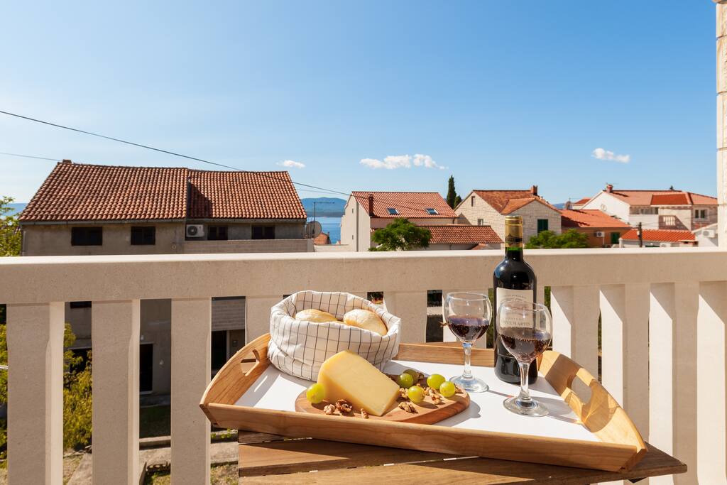 brunch&outside dining area
