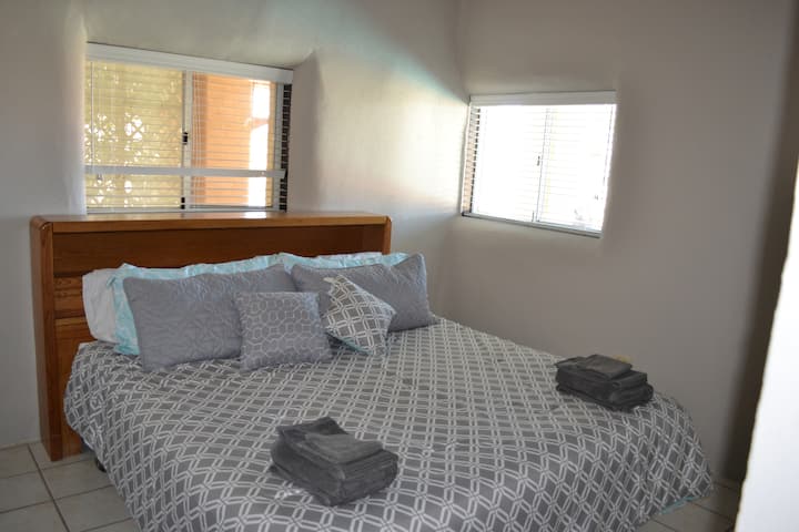 ห้องนอนที่ 2 พร้อมทางออกส่วนตัวไปยังสระว่ายน้ำ