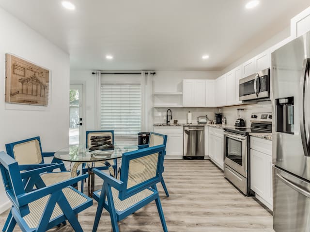 Preston Hollow Charming Cottage / Large Yard