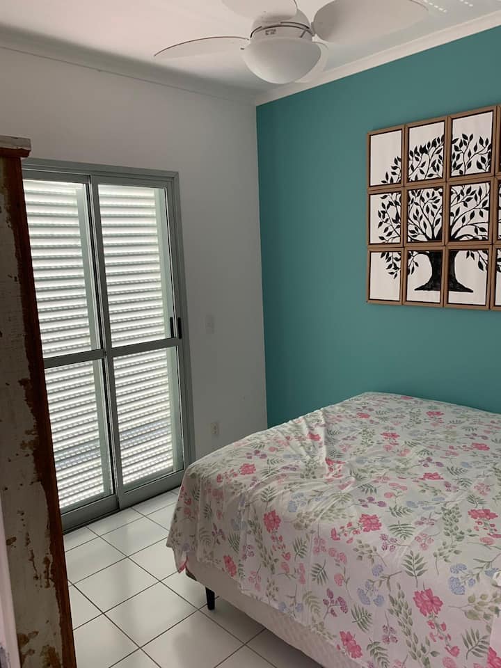 Une des chambres à l'étage, avec balcon