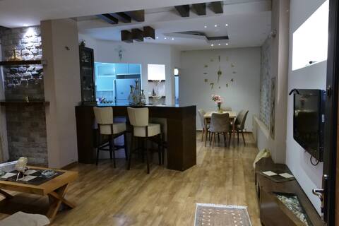Cheerful Home with a beautiful patio free Parking