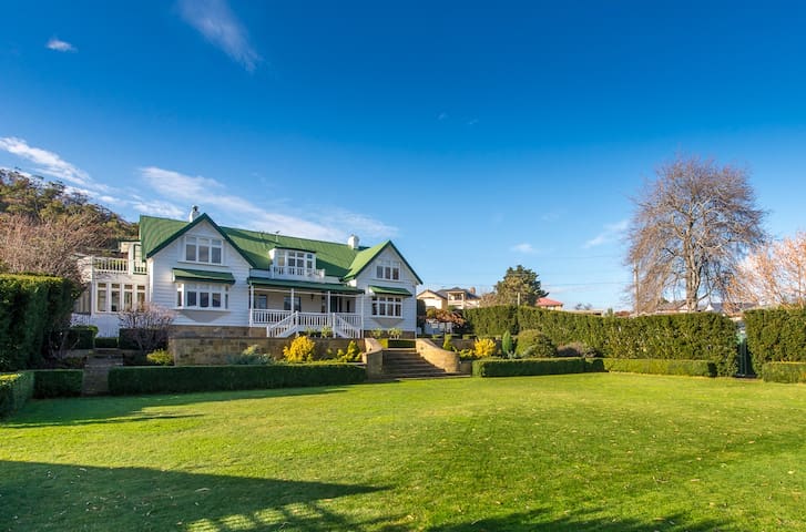 Derwent River Home – Absolute Waterfront Hobart