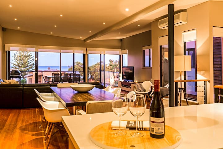 Regency Beach House gallery image 2