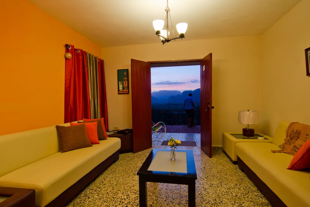 Sala de nuestra casa con vista al Valle