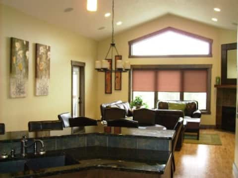 Relaxing Radium Home ~ Relax in the new Hot Tub!