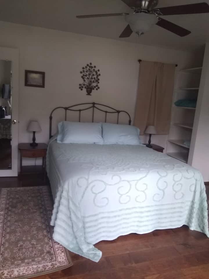 Საძინებელი 152 × 203 სმ ზომის საწოლით