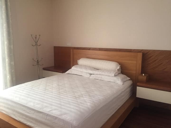 И главната спална соба со бања во собата. Има балкон со поглед кон реката и поглед кон вилата. Креветот и масата за шминкање се во даб