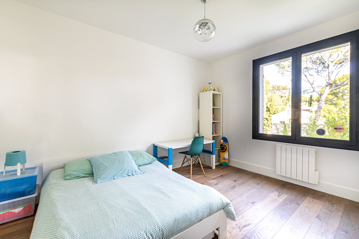 חדר שינה ראשון בקומת הקרקע עם מיטת קווין סייז