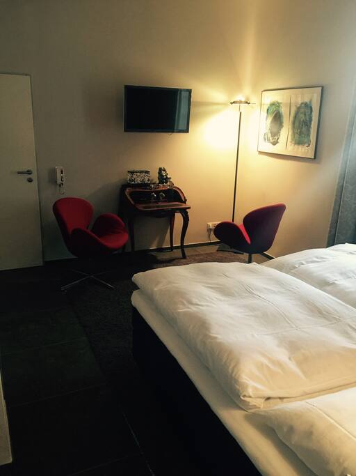kleiner Schreibtisch in Schlafzimmer 1