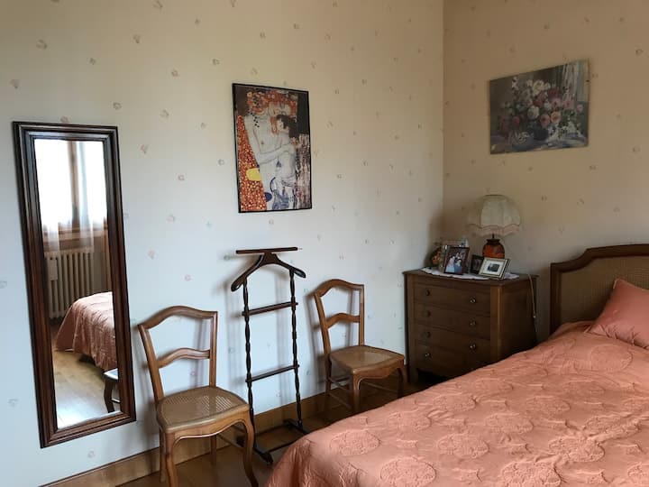 Chumba cha kulala cha Master kwenye ghorofa ya chini 