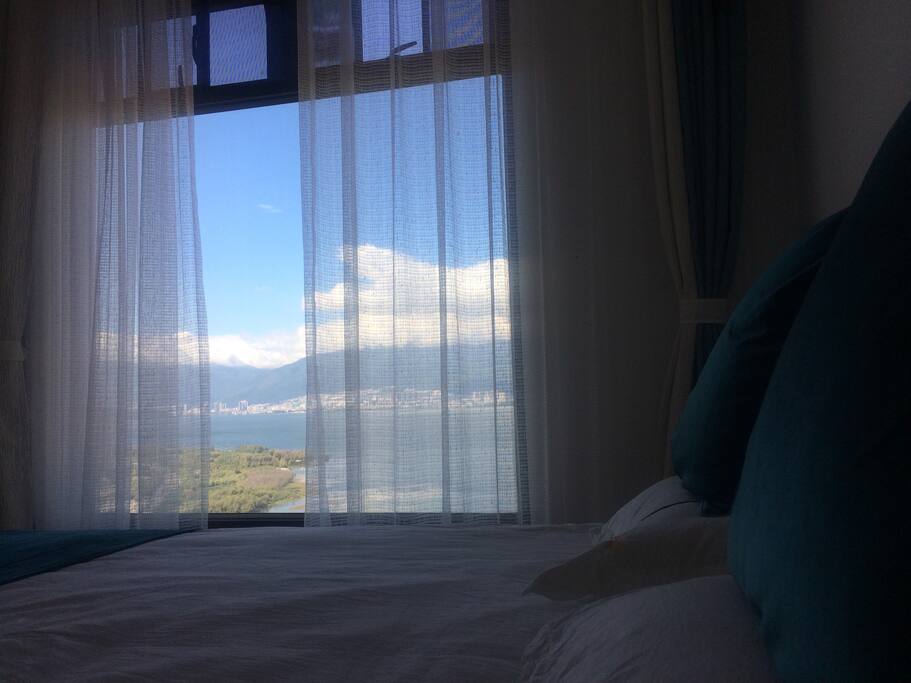 躺在床上欣赏海景