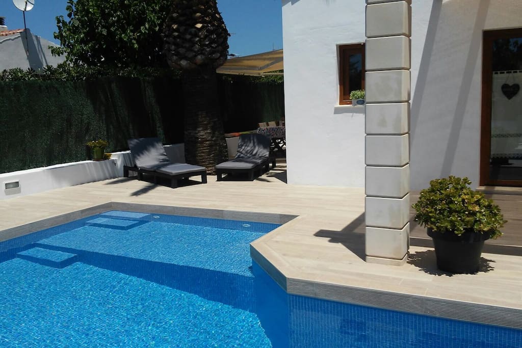 Vista de la piscina hacia la terraza lateral