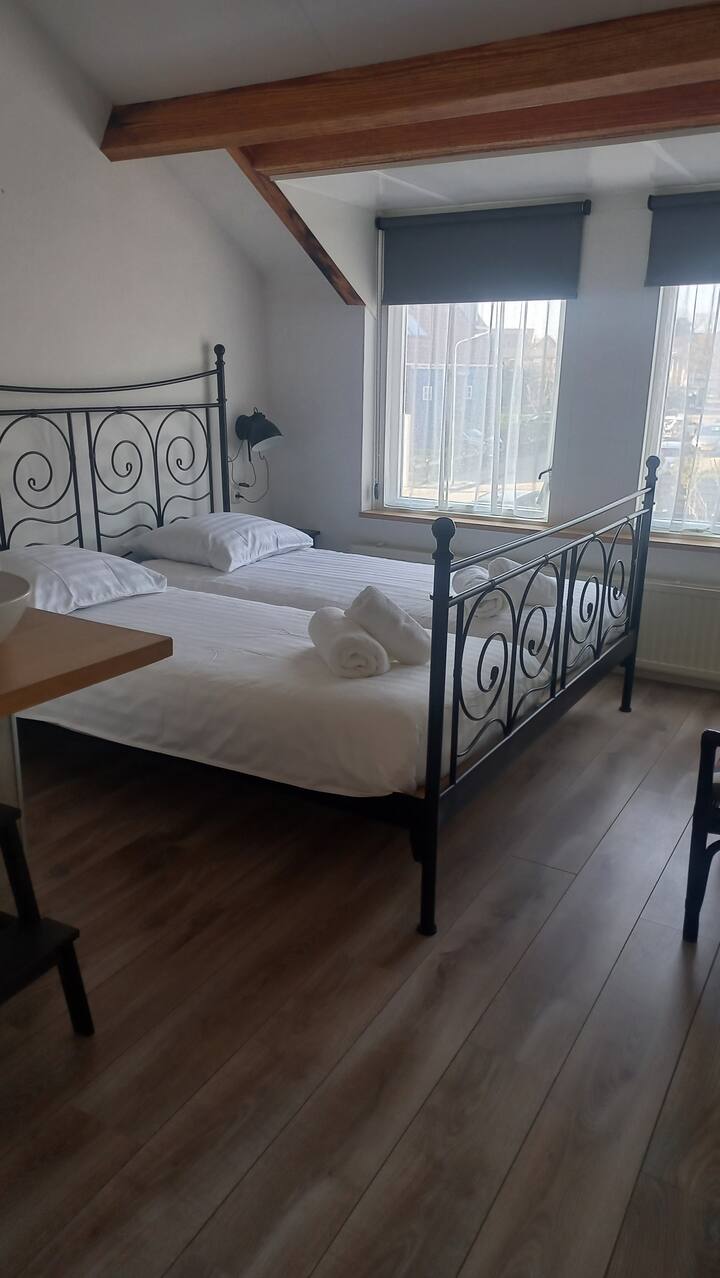 Master bedroom room,  1 ledikant met 2 matrassen  90x200 cm. 
Met wastafelkom en airco op de kamer
en een kledingkast.
ramen hebben verduisterings-rolgordijnen