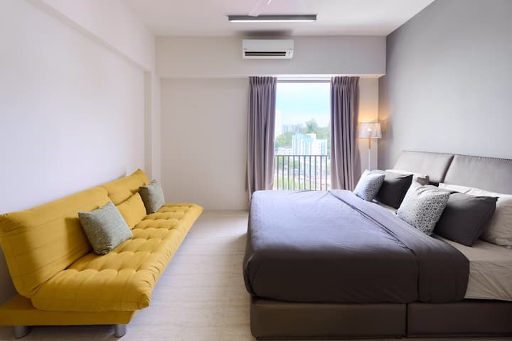 主卧- 1张加大号双人床和1张沙发床