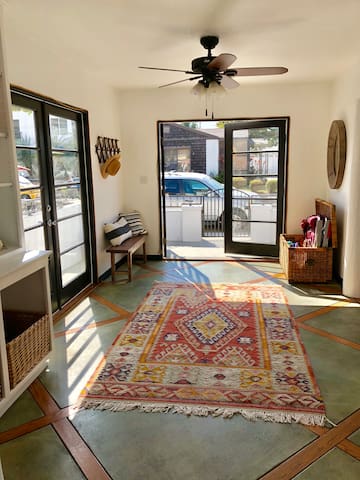 The Beach House on Bay Shore (with parking) gallery image 3