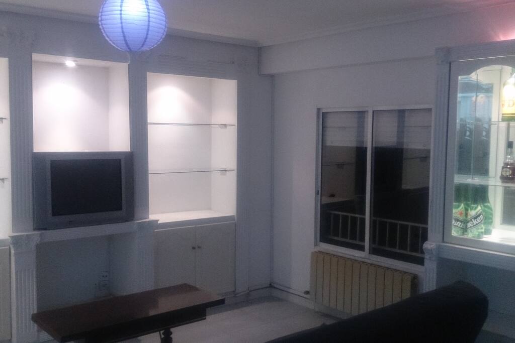 Salón con cómodo sofá y TV.