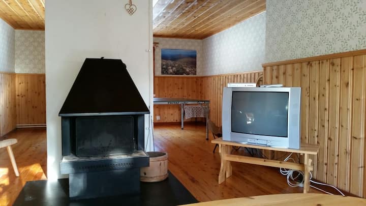 مكان للنيران وتلفزيون وتنس طاولة في الطابق الثاني.