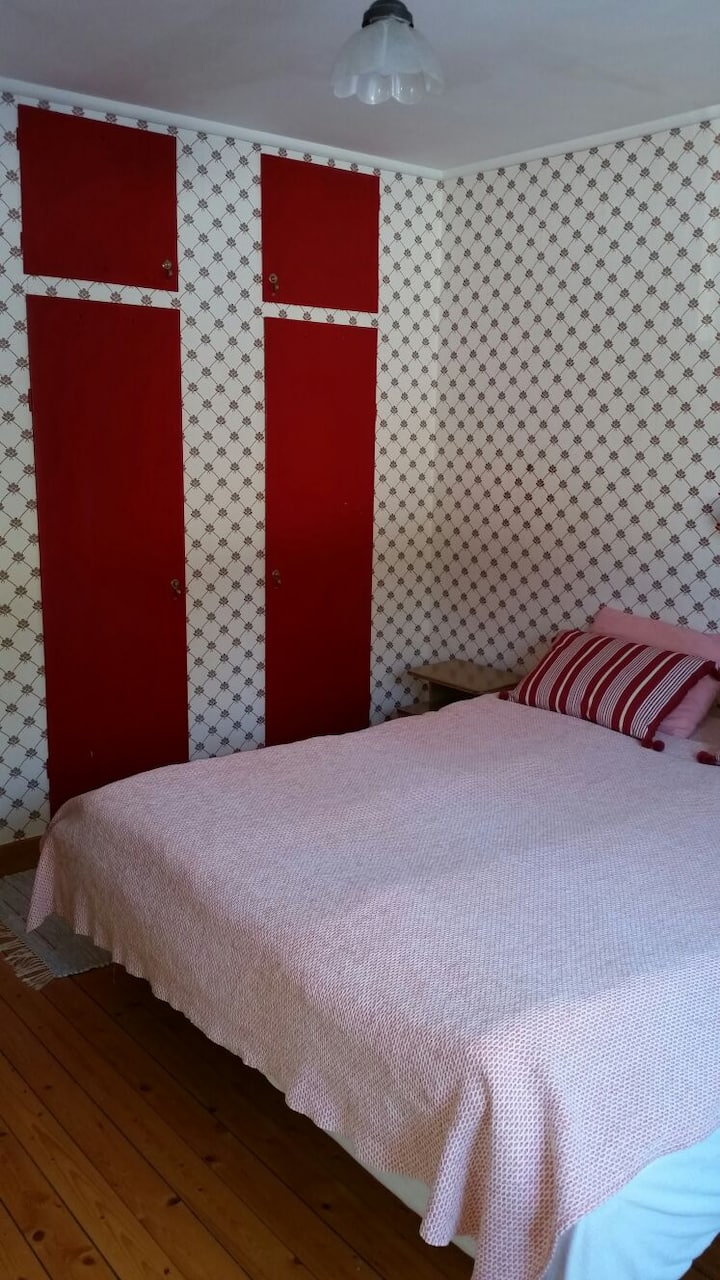 غرفة النوم الرئيسية في الطابق الأول.