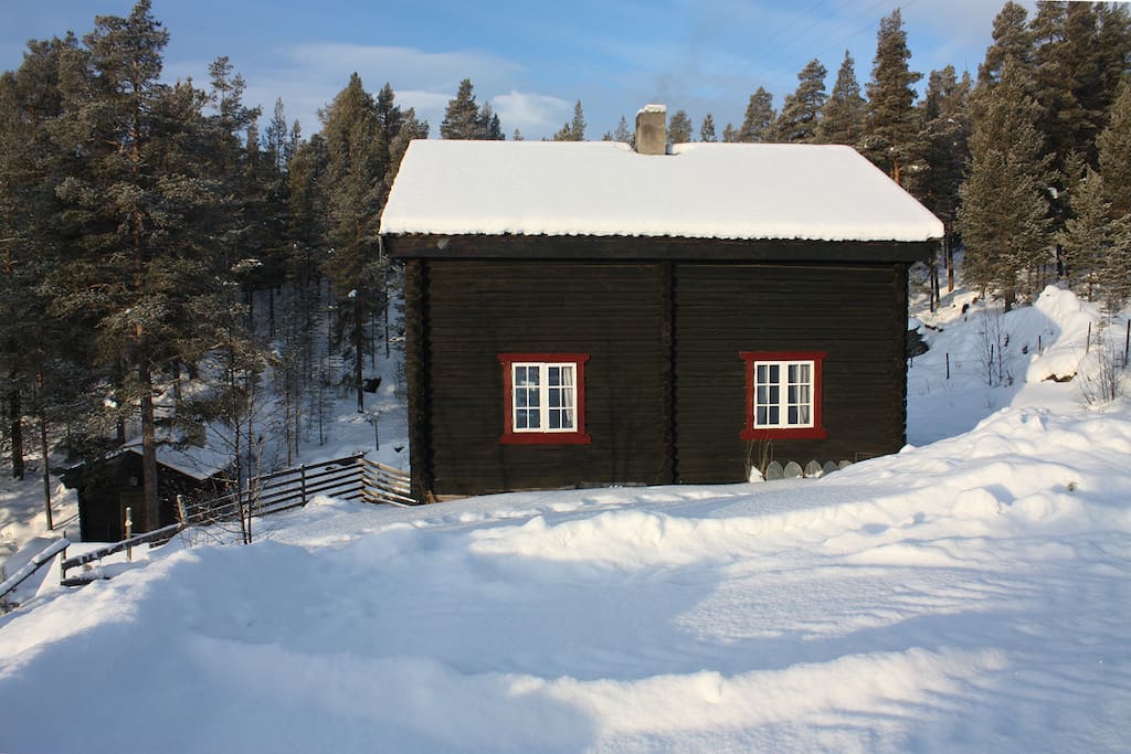 Stulenstugu fra innkjørsel. 750 moh ved enden av bilvei.