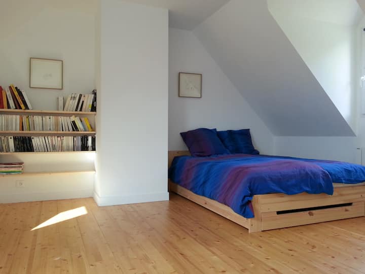 La chambre Nord ouest qui bénéficie d'une double vue/ exposition (second lit sur la gauche)
