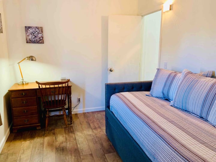 El tercer dormitorio tiene una cama de día doble con cama doble adicional en la cama nido. Este dormitorio tiene fantásticas vistas de Cathedral Rock. El armario tiene una silla alta y juegos de mesa para tu estancia, ¡y el escritorio de esta habitación ofrece espacio para trabajar!