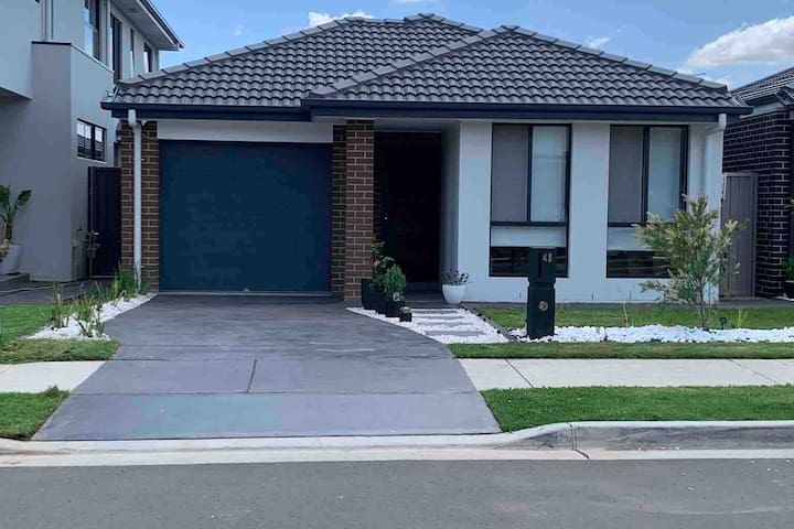 Sydney Stay – 5 Bedroom with AC, Study and TVs