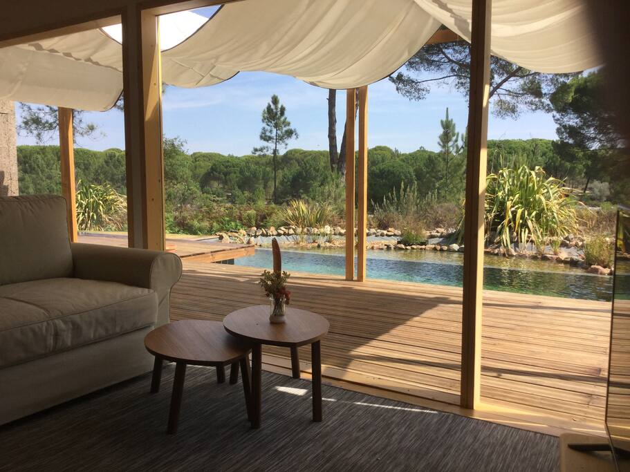 Sala muito confortável, grande vista, com grande estrado e piscina em frente