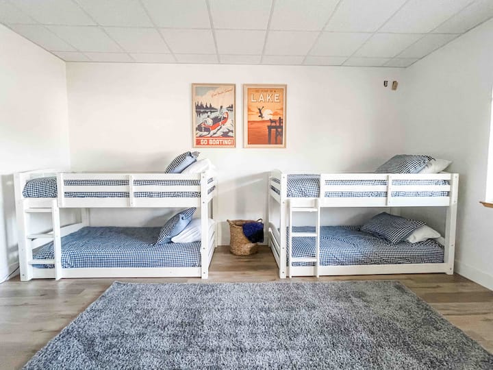 ห้องสองชั้น (เตียงแฝด 4 หลัง + บีนแบ็ก 2 อันที่กางออกเป็นฟูกนอนขนาดเต็มตัว) ~ ชั้นล่าง