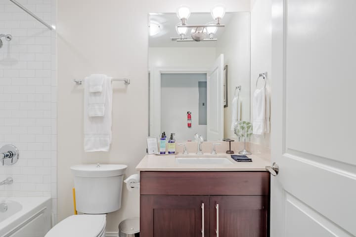 Boutique Double Hotel Suite Borders Andersonville and Uptown