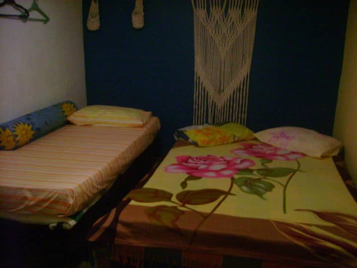 Izba s manželskou posteľou a samostatným lôžkom 
Mantas .Lençol rukavice. Nohy a obliečky na vankúše 