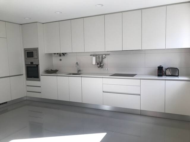 Lisbon10 E gallery image 3