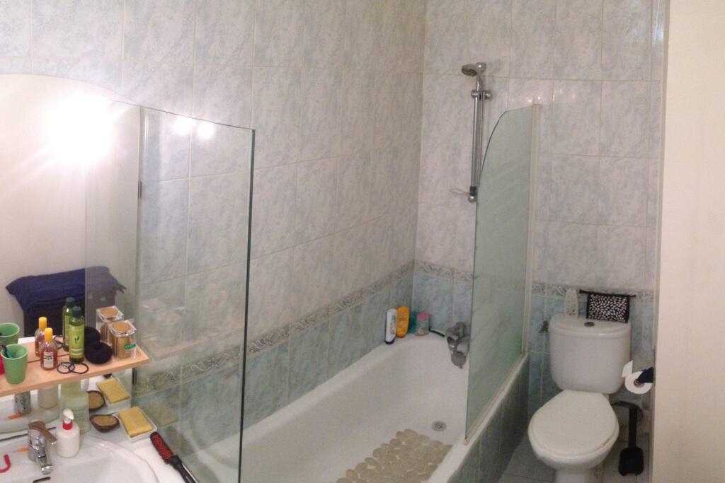 Amplia bañera