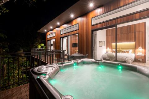Deluxe Spa Treehouse with Private Deck & Hot Tub