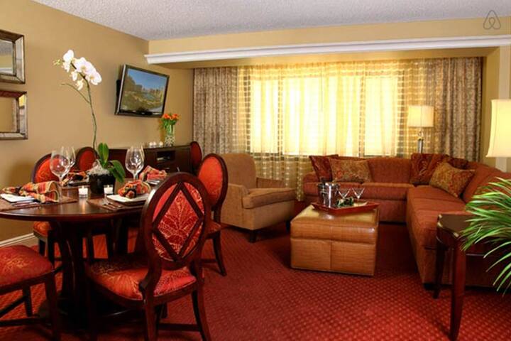 2 Bed, 2 Bath Suite in the Center of the LV Strip! gallery image 3