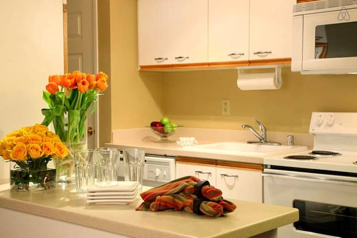 2 Bed, 2 Bath Suite in the Center of the LV Strip!