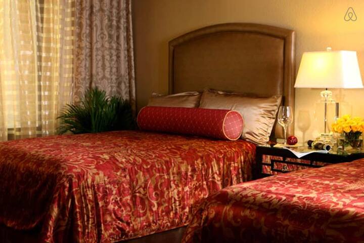 2 Bed, 2 Bath Suite in the Center of the LV Strip! gallery image 4