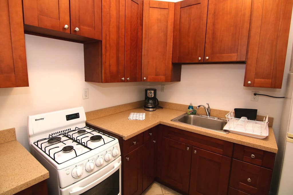 kitchen w/ gas stove