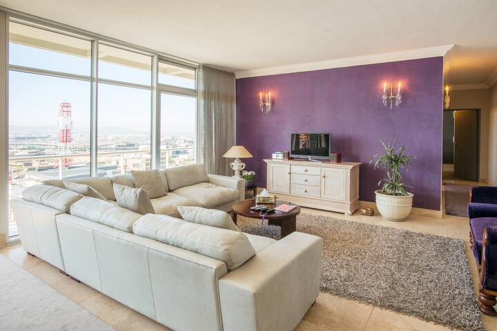 3-Bedroom Penthouse with City & Harbour Views gallery image 2
