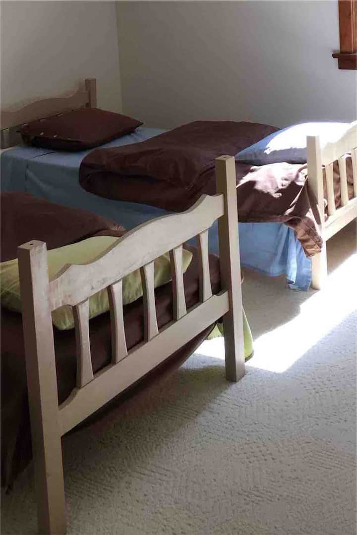 Ერთადგილიანი საწოლების სხვადასხვა ხედი საძინებელში მაღლა