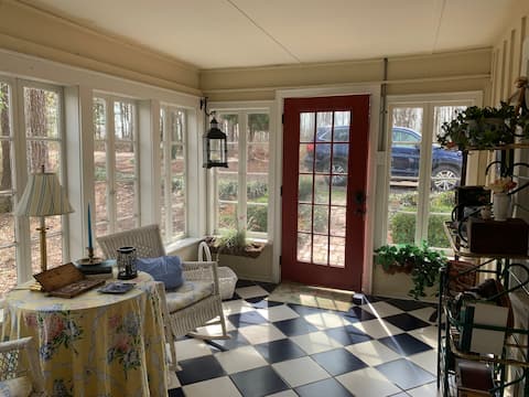 Cozy Country Cottage on beautiful Weiss Lake.