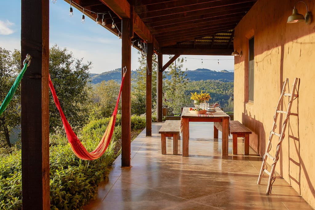 Outdoor Dining/Hammocks