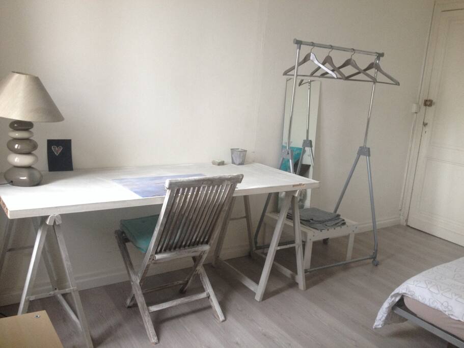 Bureau dans la chambre avec prises pour ordinateur connection wifi ou port ethernet