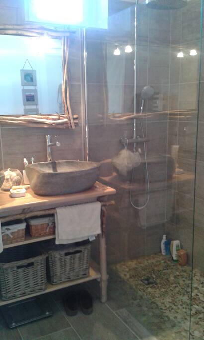 La salle de bain partagée, ambiance zen.