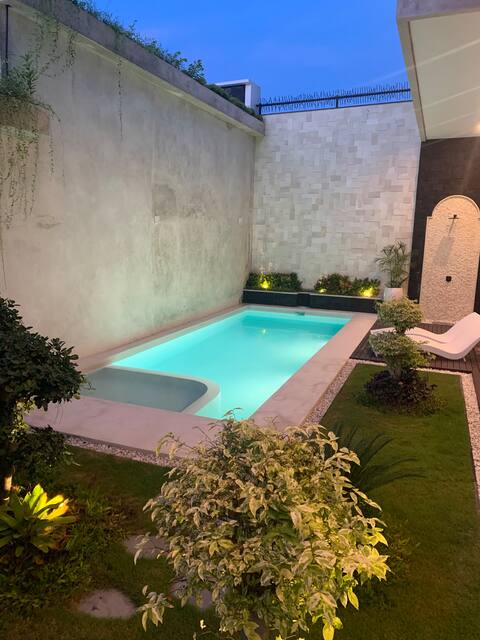Blue Mezzanine 1br modern apt shared pool