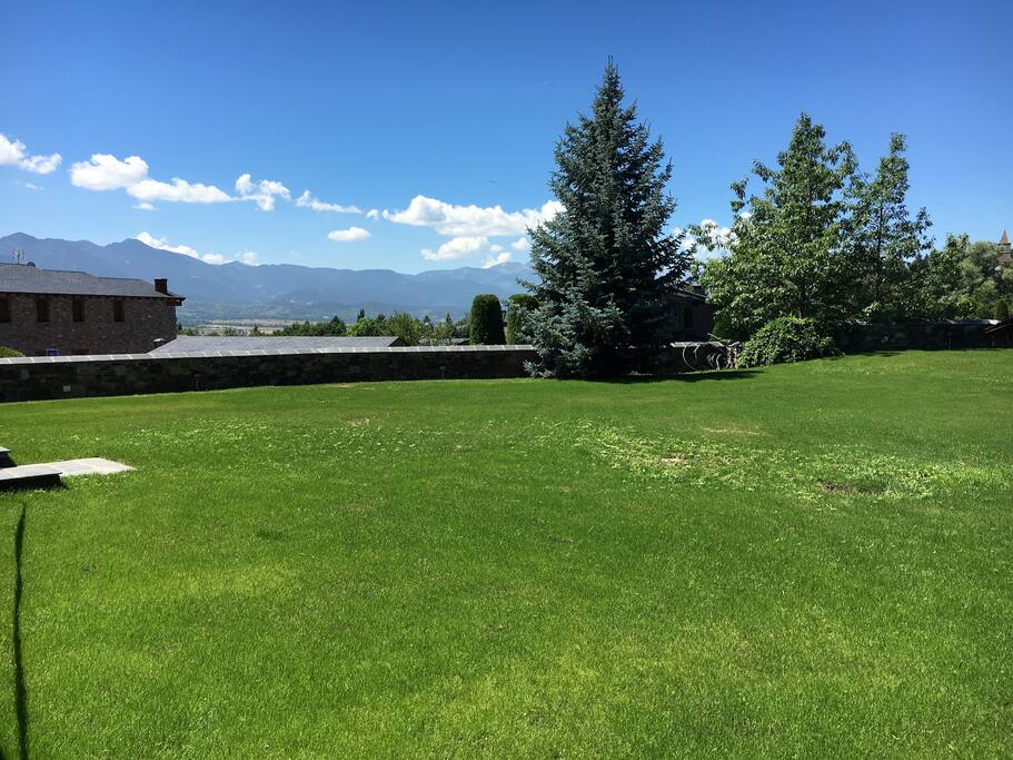Jardín, vistas a la Serralada del Cadí